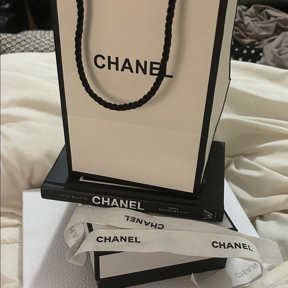 EUC Chanel Black and White Gift Set with Ribbon, Book, Bag & Box!